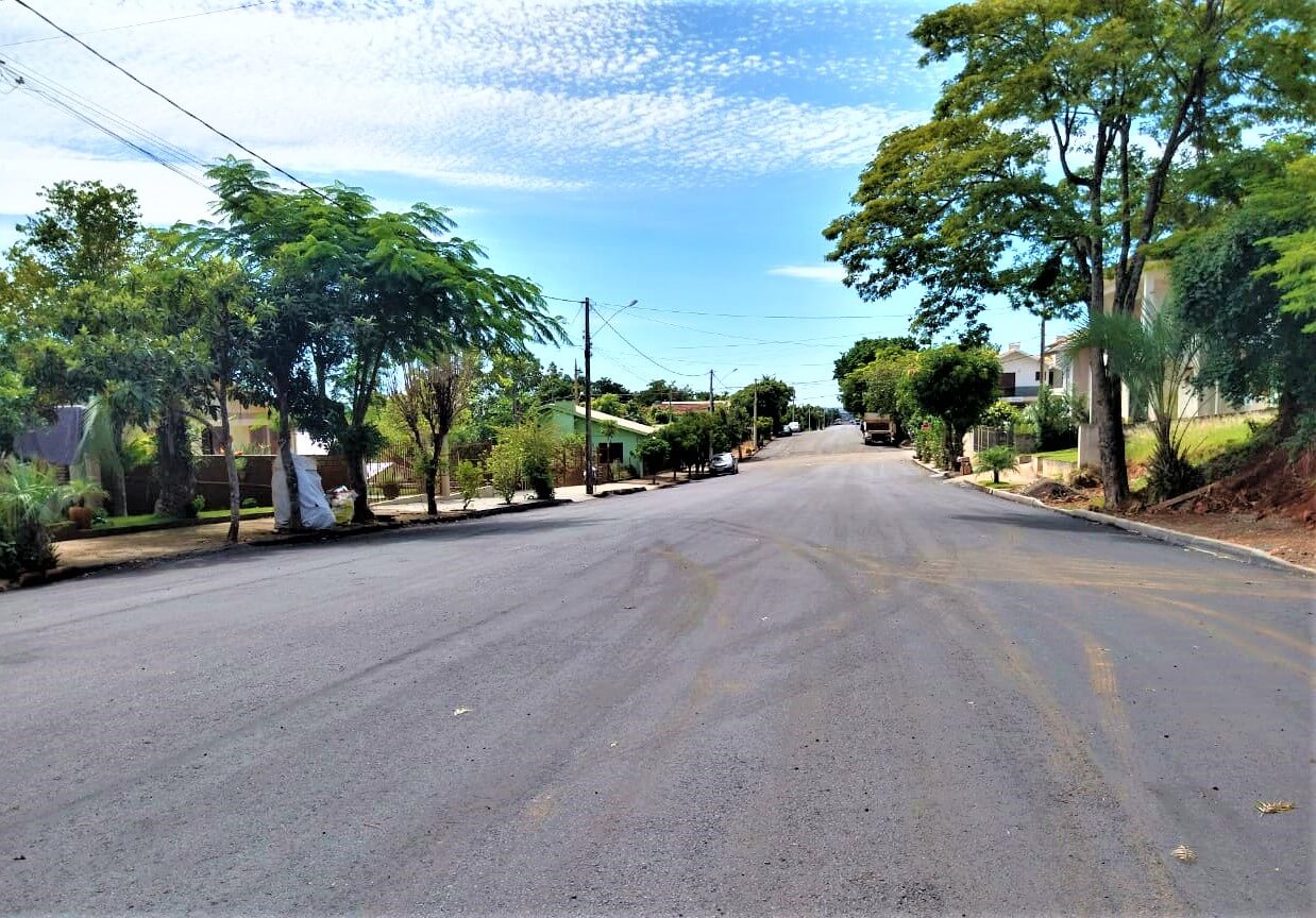 OBRAS DE PAVIMENTAÇÃO SEGUEM